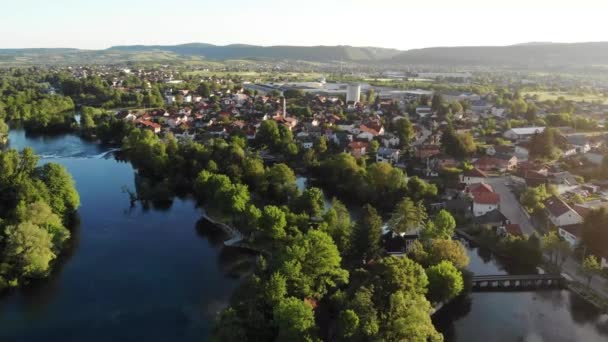 Drohnenaufnahme Der Bosnischen Stadt Bihac Mit Ihrem Schönen Fluss Una — Stockvideo