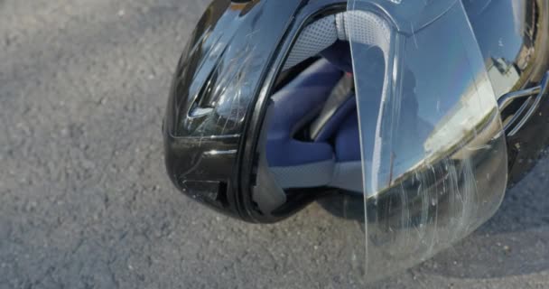 損傷したオートバイのヘルメットの右上のパンを閉じる — ストック動画