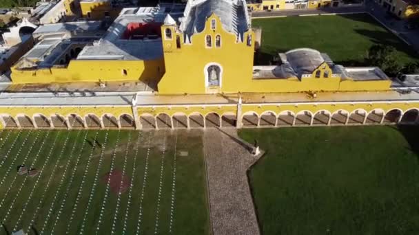 墨西哥Izamal尤卡坦半岛一座黄色绘画修道院的空中景观 — 图库视频影像