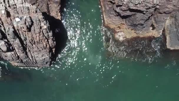 Personas Divirtiéndose Océano Formación Rocas Punta Del Este Uruguay — Vídeo de stock