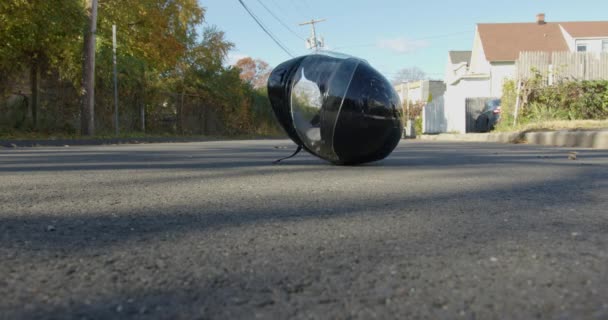 在大街上的摩托车头盔轧制的宽度 — 图库视频影像