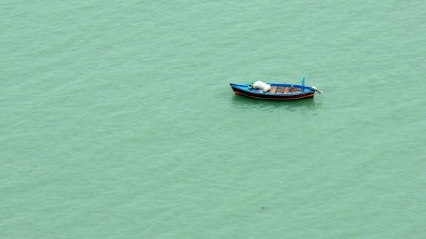 Tiro Ângulo Alto Barco Pesca Água Oceano Costa Paquistão — Vídeo de Stock