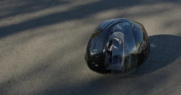 Pan Ancho Derecho Casco Motocicleta Dañado — Vídeos de Stock