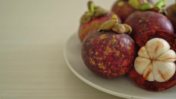 Verse Rijpe Mangosteenvruchten Witte Plaat — Stockvideo