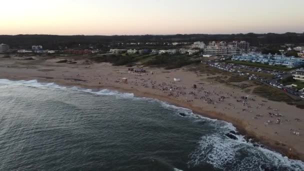 乌拉圭埃斯特角的夏季海滩上挤满了人 — 图库视频影像