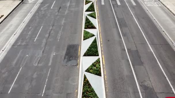 Vista Aérea Camión Rojo Una Avenida Principal Hombre Paso Peatonal — Vídeos de Stock