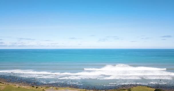 タスマン海の日にエグモント岬の海岸から空中上昇 — ストック動画