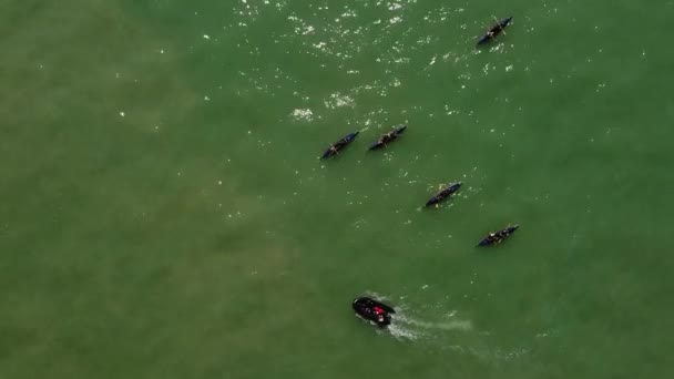 Black Boats Rowing Team Practicing Ocean Waters Aerial Top Directly — Stock Video