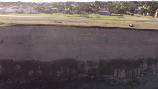 Cyklister Trampar Längs Panoramavägen Nära Klippor Acantilados Mar Del Plata — Stockvideo