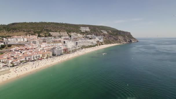 Schietbaan Vanuit Lucht Prachtige Sesimbra Kustlijn Groene Blauwe Zee Meeuwen — Stockvideo