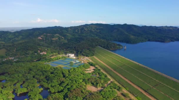 Tiro Aéreo Dron Presa Rural Hatillo Rodeado Verde Paisaje Montañoso — Vídeos de Stock