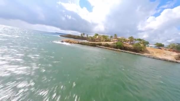 在阳光明媚的日子飞越绿水 美丽的海岸线 棕榈树和操场 多米尼加共和国波卡 德约马 — 图库视频影像