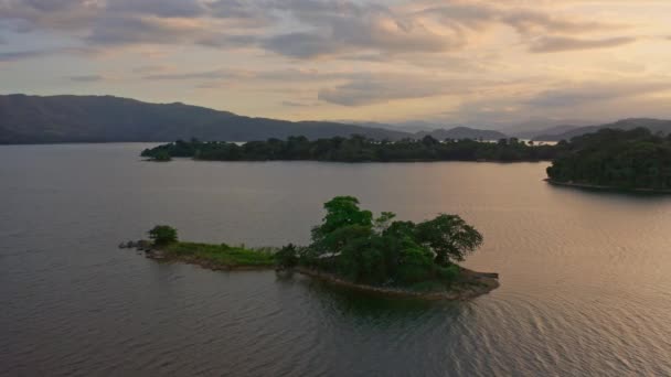 Luchtfoto Van Tropisch Eiland Yuna Rivier Tijdens Zonsondergang Met Wolken — Stockvideo