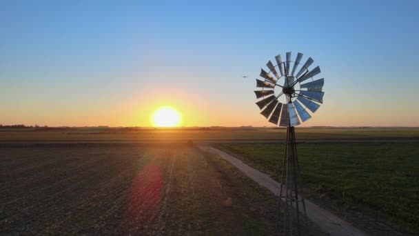 Moulin Eau Sur Champ Pampas Coucher Soleil Argentine Poêle Aérienne — Video