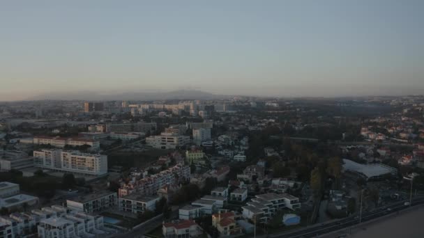 Κινείται Γύρω Από Κτίρια Ένα Ηλιοβασίλεμα — Αρχείο Βίντεο