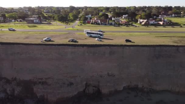 Pista Aérea Tiro Ônibus Chegando Ponto Famoso Com Falésias Gigantescas — Vídeo de Stock