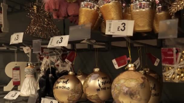 Feestelijke Retail Glinsterende Kerstbal Ornamenten Opknoping Koop Warenhuis — Stockvideo