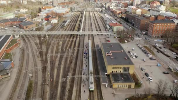 Letecký Pohled Cestující Vystupující Vlaku Nádraží Turku Během Dopravní Špičky — Stock video