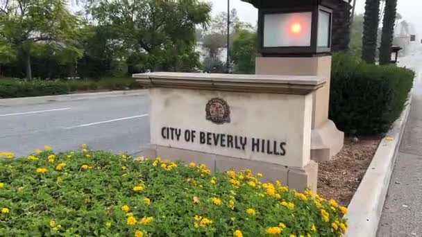 City Beverly Hills Welkomstbord Wilshire Blvd Vroege Ochtendmist Lage Naar — Stockvideo