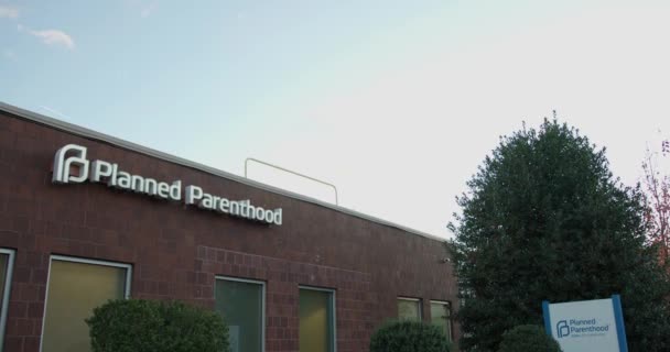 Wide Tilt Planned Parenthood Clinic Стэмфорде — стоковое видео