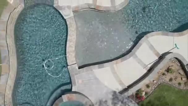 Piscina Livre Vista Aérea Zooming Out — Vídeo de Stock