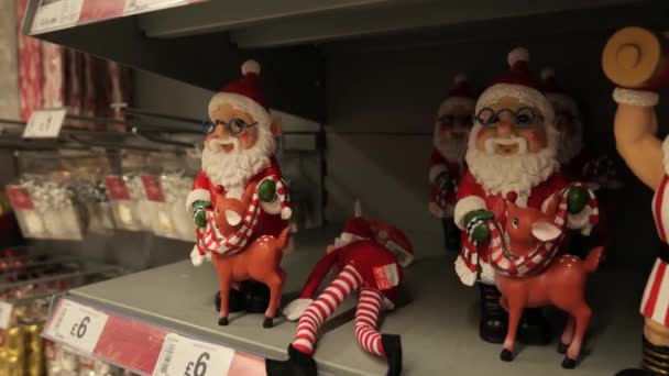 Festlig Säsong Söt Jultomte Jul Prydnad Detaljhandeln Butik Dolly Rätt — Stockvideo