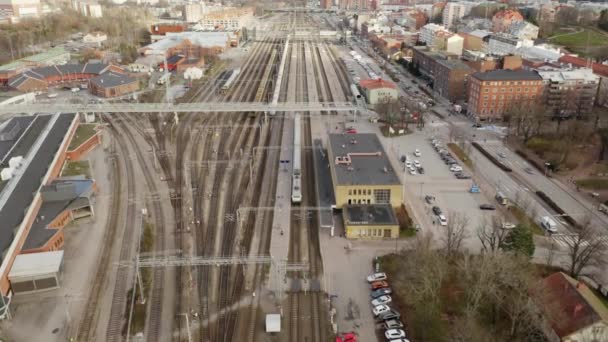 Letecký Pohled Osobní Vlak Přijíždějící Železniční Stanice Turku Během Dopravní — Stock video