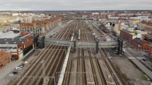 Luchtfoto Van Passagierstrein Onder Onlangs Geopende Logomo Brug Moderne Glazen — Stockvideo