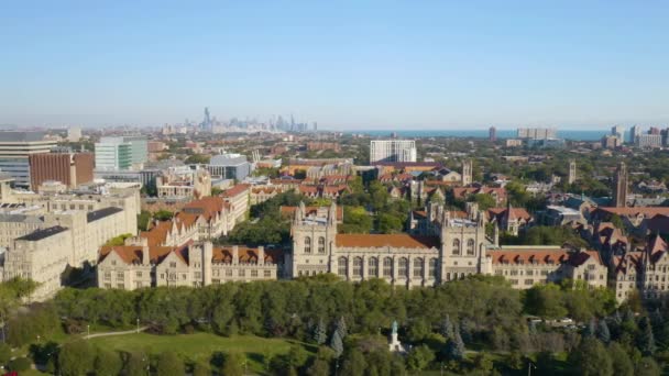 Aerial Sliding Shot Tracking University Chicago Square — Vídeos de Stock