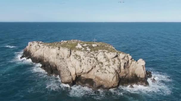 位于意大利普利亚的波利尼亚诺海滩外的Scoglio Dell Eremita 隐士之岩 顶部的铁十字架 航空轨道 — 图库视频影像