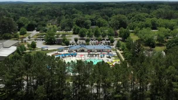 Ein Drohnenclip Über Einem Wasserpark Powder Springs Georgia Familien Den — Stockvideo