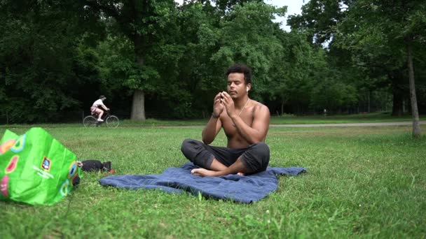 Pelle Marrone Latino Ragazzo Meditare Parco — Video Stock