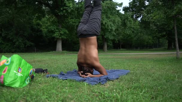 棕色皮肤的拉丁裔男人跳瑜伽时摔倒了 — 图库视频影像