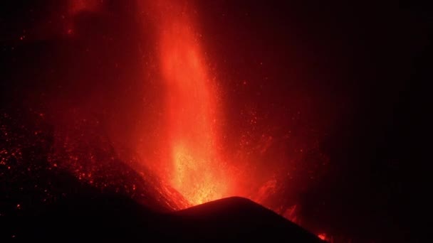 600メートルの高さに達したと記録されたヴィエヤ火山からの溶岩噴水は カナリア諸島のラ パルマで夜に目撃されています — ストック動画