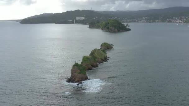 Luchtfoto Cirkelen Rond Zee Rotsen Met Samana Bay Achtergrond Dominicaanse — Stockvideo