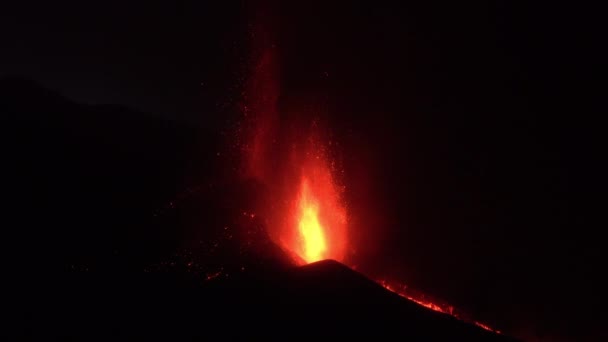 Cumbre Vieja火山的熔岩喷泉被记录为高达600米 夜间熔岩从山上右侧倾泻而下 倾泻到加那利群岛的拉帕尔马 — 图库视频影像