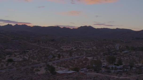 Panoramisch Uitzicht Weg Door Joshua Tree Californië Bij Zonsondergang Met — Stockvideo
