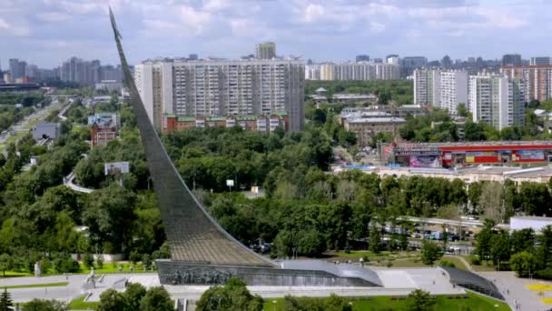 モスクワの巨大な彫刻の固定平面静的タイムラプス画像ロシアの宇宙競争を表すランプの端にロケットで巨大なランプを見ることができます — ストック動画