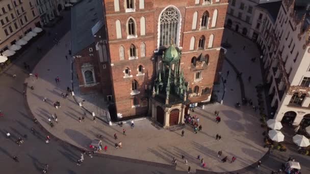 Luftaufnahme Von Menschen Die Vor Der Basilika Marien Krakau Polen — Stockvideo