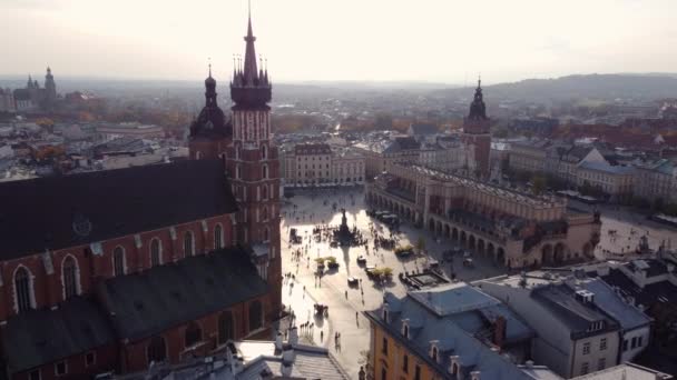 クラクフの主な市場広場スキエンニス 聖マリス大聖堂とポーランドのタウンホールタワーと — ストック動画