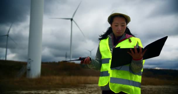 Professionell Kvinnlig Asiatisk Ekologi Ingenjör Arbetar Med Walkie Talkie Och — Stockvideo