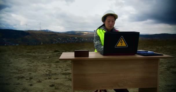 Profissional Feminino Asiático Ecologia Engenheiro Trabalhando Laptop Atrás Mesa Com — Vídeo de Stock