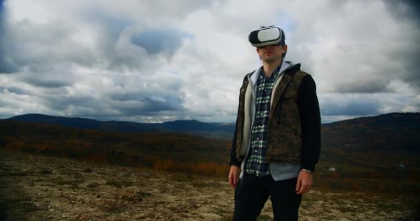 Hombre Mirando Las Montañas Con Auriculares Realidad Virtual Disfrutando Experiencia — Vídeo de stock