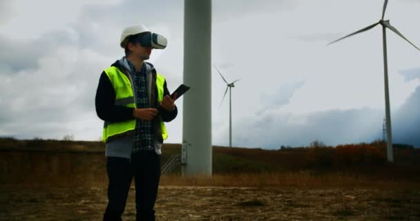 Profesjonalny Inżynier Ekologii Rozglądający Się Okularach Plandeką Turbinami Wiatrowymi Tle — Wideo stockowe