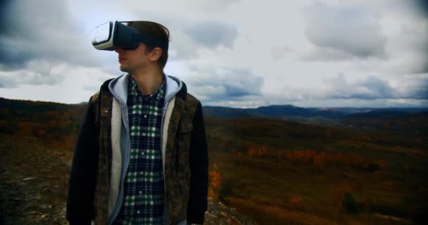 Hombre Caucásico Mirando Las Montañas Con Auriculares Realidad Virtual Disfrutando — Vídeos de Stock