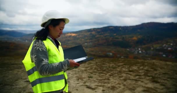 Ingeniera Japonesa Profesional Que Trabaja Llamando Colegas Teléfono Móvil Con — Vídeos de Stock