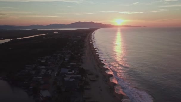メキシコのアカプルコ海岸上空を日没時に飛行する航空幅の広い角度 — ストック動画