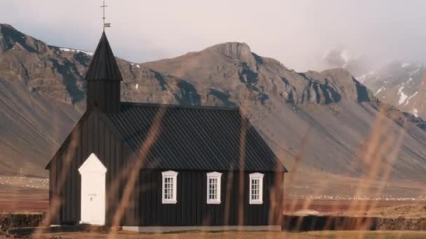 Foto Estática Famosa Iglesia Negra Budir Hierba Marrón Alta Soplando — Vídeo de stock