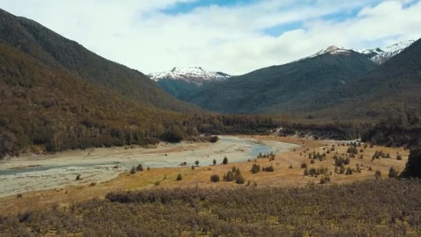 ニュージーランドのニナ川とルイス峠を飛び越えるドローン Dolly Shot — ストック動画