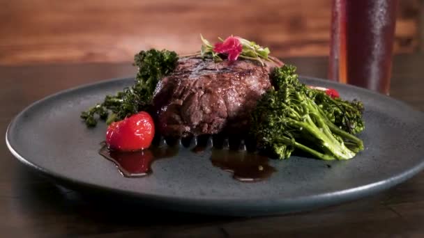 Perfektně Grilované Filet Mignon Brokolici Plněné Třešňové Papriky Pokovené Černém — Stock video